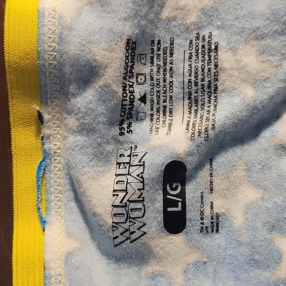 NWOT Wonder Woman sleep set in size large - Picture 5 of 6